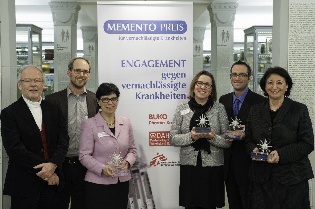 Prof. Stefan Kaufmann, Jury-Vorsitzender und Direktor am Max-Planck-Institut für Infektionsbiologie, und Dr. Maximilian Gertler (Ärzte ohne Grenzen) gratulieren Anette Hübinger (CDU, MdB) Prof. Grisela Bretzel, Dr. Marcus Beißner und Karin Roth (SPD) zum Memento Preis 2014 (v.l.n.r.) Credit: Sebastian Bolesch